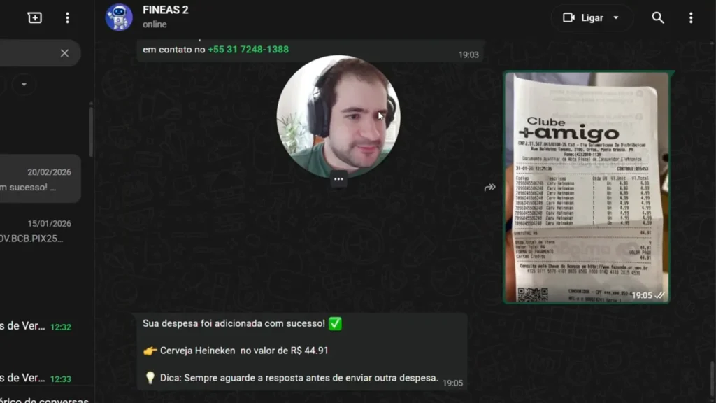 Tela de WhatsApp mostrando confirmação: 'Sua despesa foi adicionada com sucesso' e foto de comprovante com valor R$ 44,91